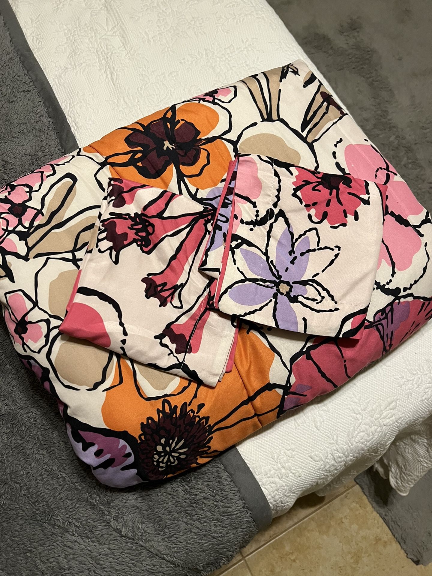 Queen Size Comforter And Shams