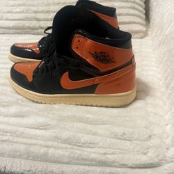 Nikes Jordan 1’s 