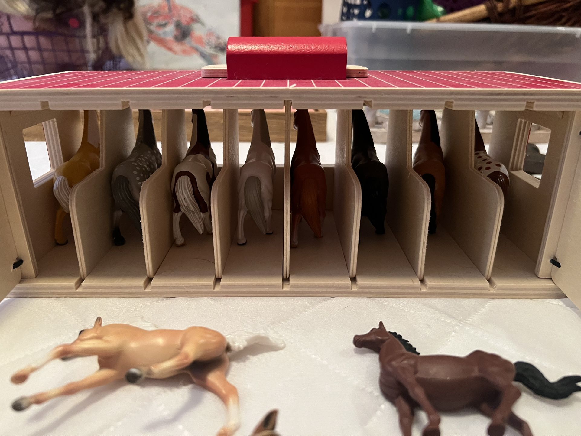 Melissa & Doug Take-Along Show-Horse Stable (plus 4 Extra Horses)