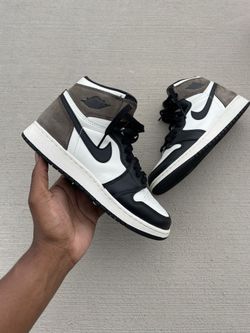 Jordan 1 mocha Size 6y  (used No Box) 