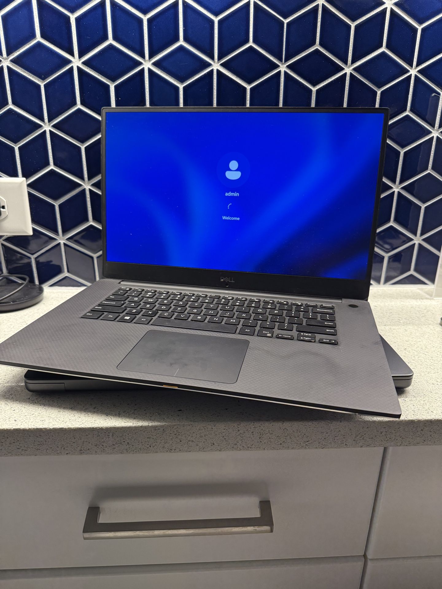 Dell Precision 5530 Xeon e-2176M 16GB Ram