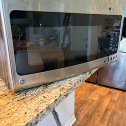 FOR PARTS - not working GE over range microwave model