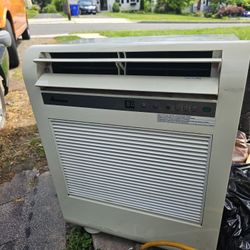 Amana  8000 Btu Portable  Air Conditioner,  NEED  Work, If You Know Jow To Fix It, NO Accessories 