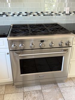 Monogram 36" All Gas Professional Range with 6 Burners (Natural Gas)