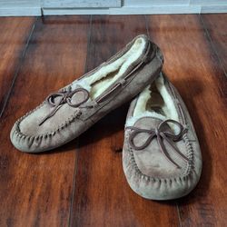 Women's UGG Light Brown Dakota Slippers Size 8