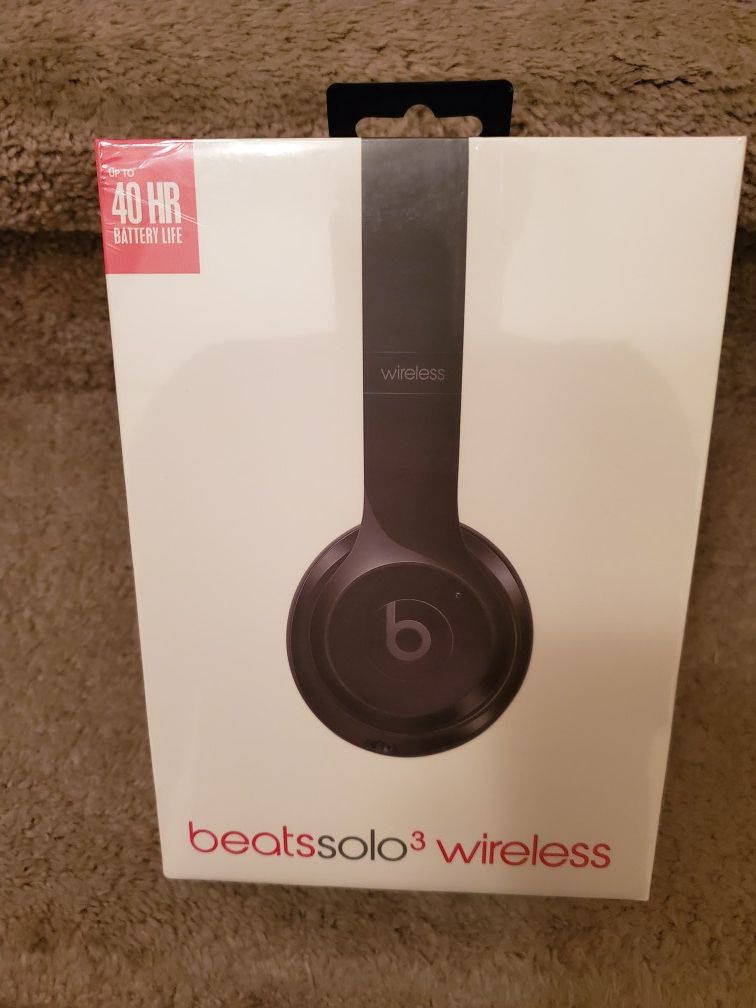 Beats solo 3 wireless bluetooth headphones by dr dre and Apple