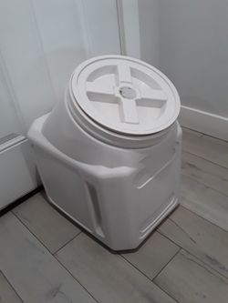 Pets Food Container Can Hold 60 Pounds 