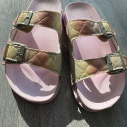 Like New Girls Sandals, if posted they’re available. Only msg when ready to pickup