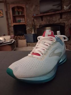 (Size-9.5) Used, Great Shape, Brooks Levitate 2 White/Blue/Pink
