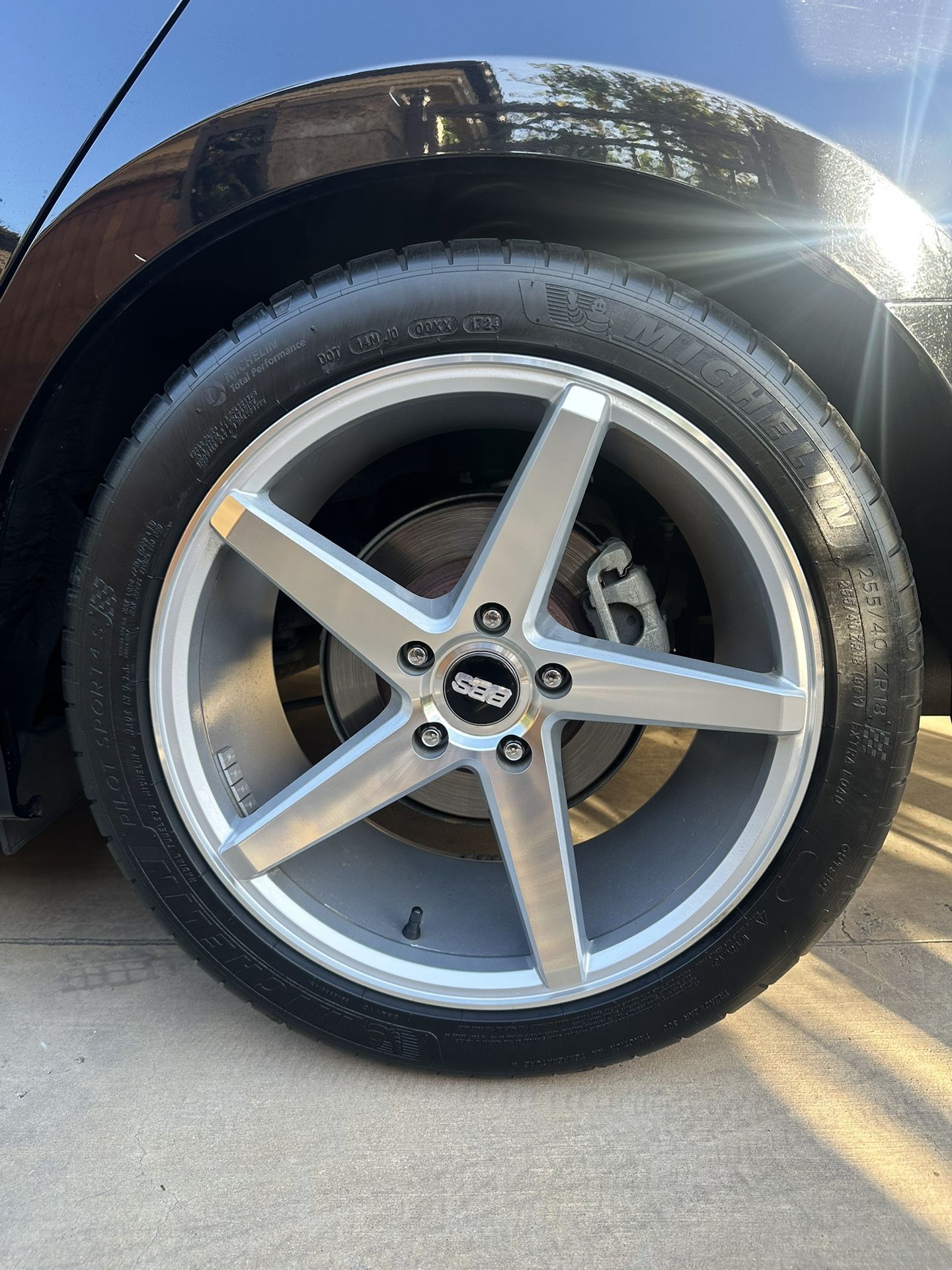 18x8.5 ET38, 5x114.3, 255/40/18 Michelin 