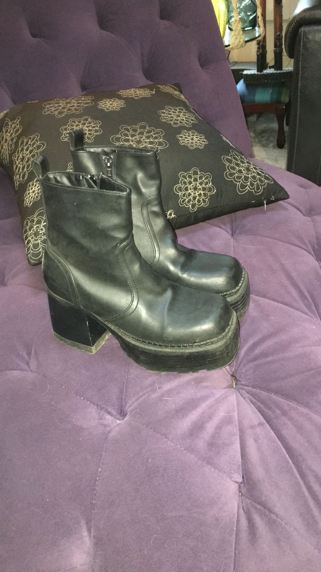 Ladies black boots size 7 1/2