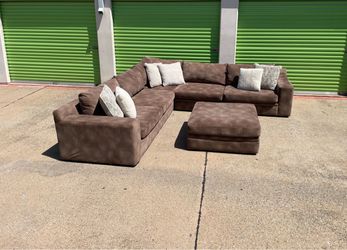 Free Delivery - Beautiful Modern Sectional Set