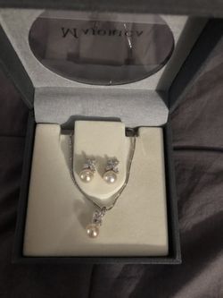 Earring and necklace set