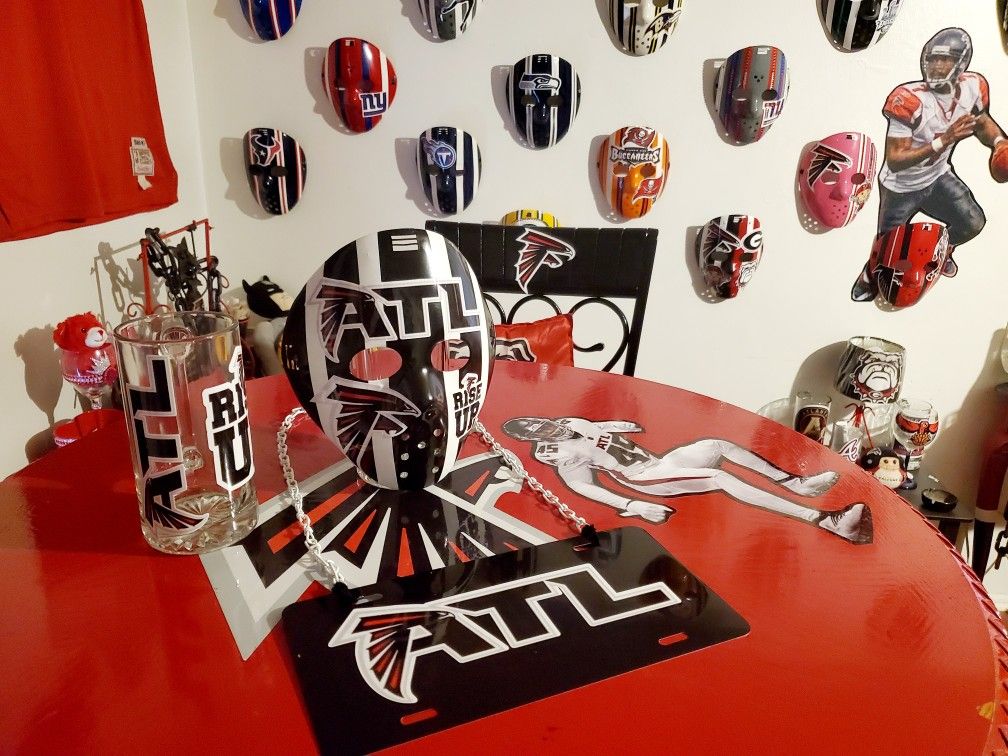 Custom wearable Atl Falcons Mask + prop Chain + Lg.Beer 🍺 Great 4 Entertainment + mancave +🎮+ 🚘+🎁 & More Shipping 🚚💨💨💨Available