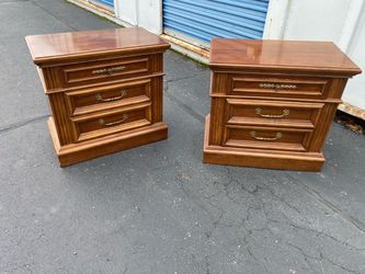 Pair Broyhill Wood bedside nightstands