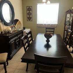 Table-and Buffet With Mirror