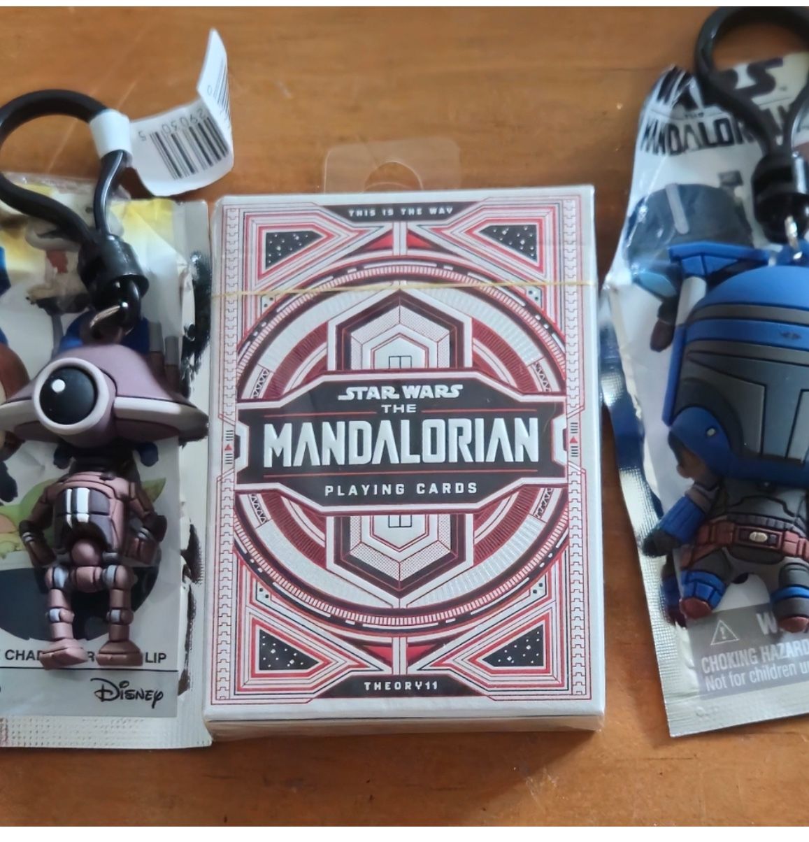Mandarin StarWars 2 keychain figurines, and playing cards. Star Wars (Mixed) Theory 11