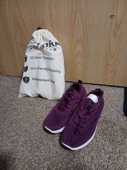 Women's tennis shoes