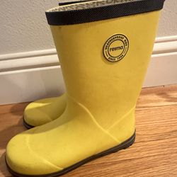 Kids Yellow Rain boots Size 2.5-3