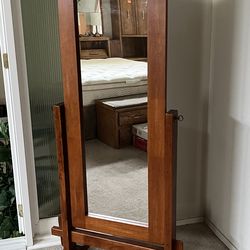 Stand up mirror excellent condition