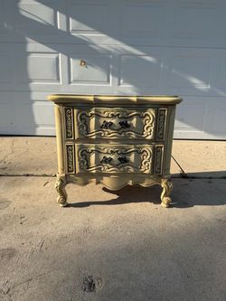 ‼️SOLID WOOD NIGHTSTAND‼️FOR SALE 50$ OR BEST OFFER‼️GOOD CONDITION🚚DELIVERY AVAILABLE🚚