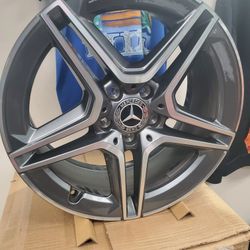 EXCELLENT CONDITION USED FACTORY ORIGINAL AMG 18INCH WHEELS 