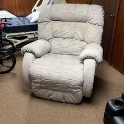 Very large Recliner For A Big Dude! 500 Pound Weight Capacity! Chair Lists For Over A Grand! This Is A Floor Model And We Need It To Find A Good Home!