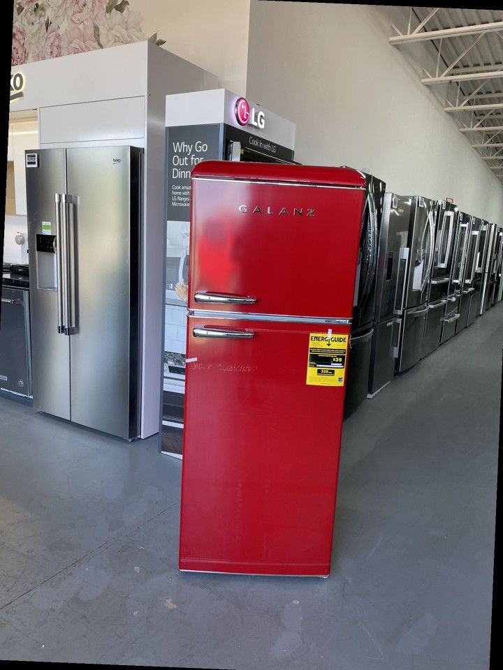 BRAND NEW Galanz 10 Cu. Ft. Hot Rod Red Retro Top Mount
