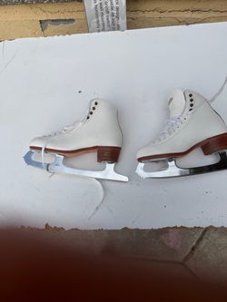 White Riedell Sapphire figure skates featuring a structured leather boot - Size 6M