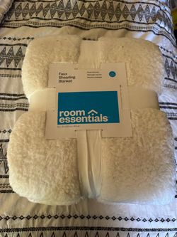 Full/Queen Faux Shearling Bed Blanket White - Room Essentials™• Midweight, Plush, Machine Washable