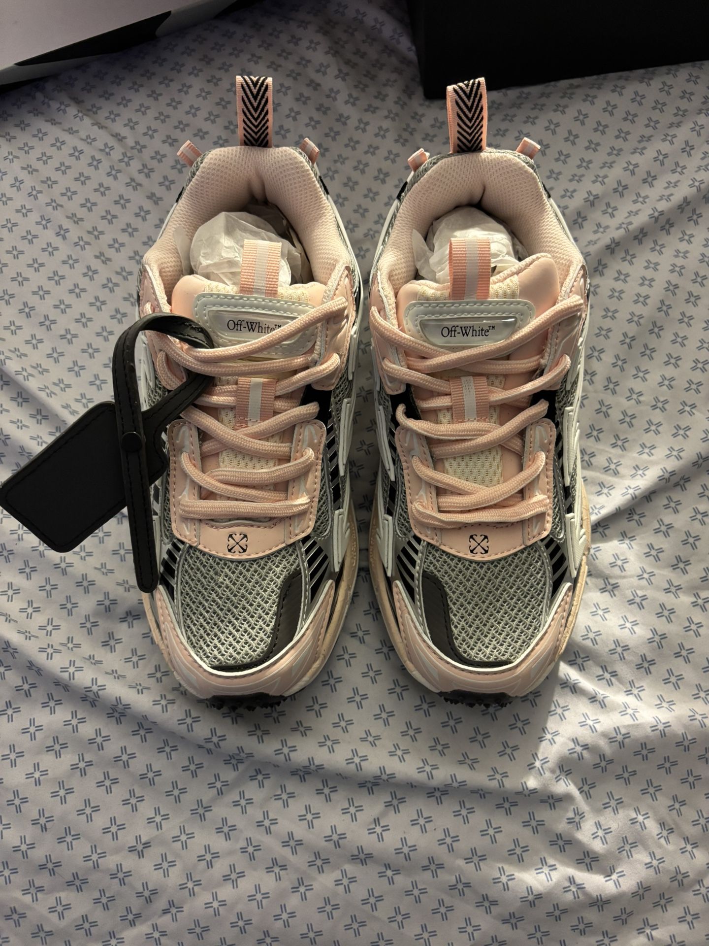 Off White Be Right Back