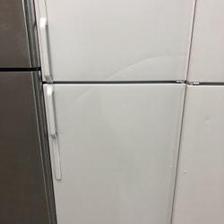 White 18 Cubic Foot Refrigerator With Ice Maker 