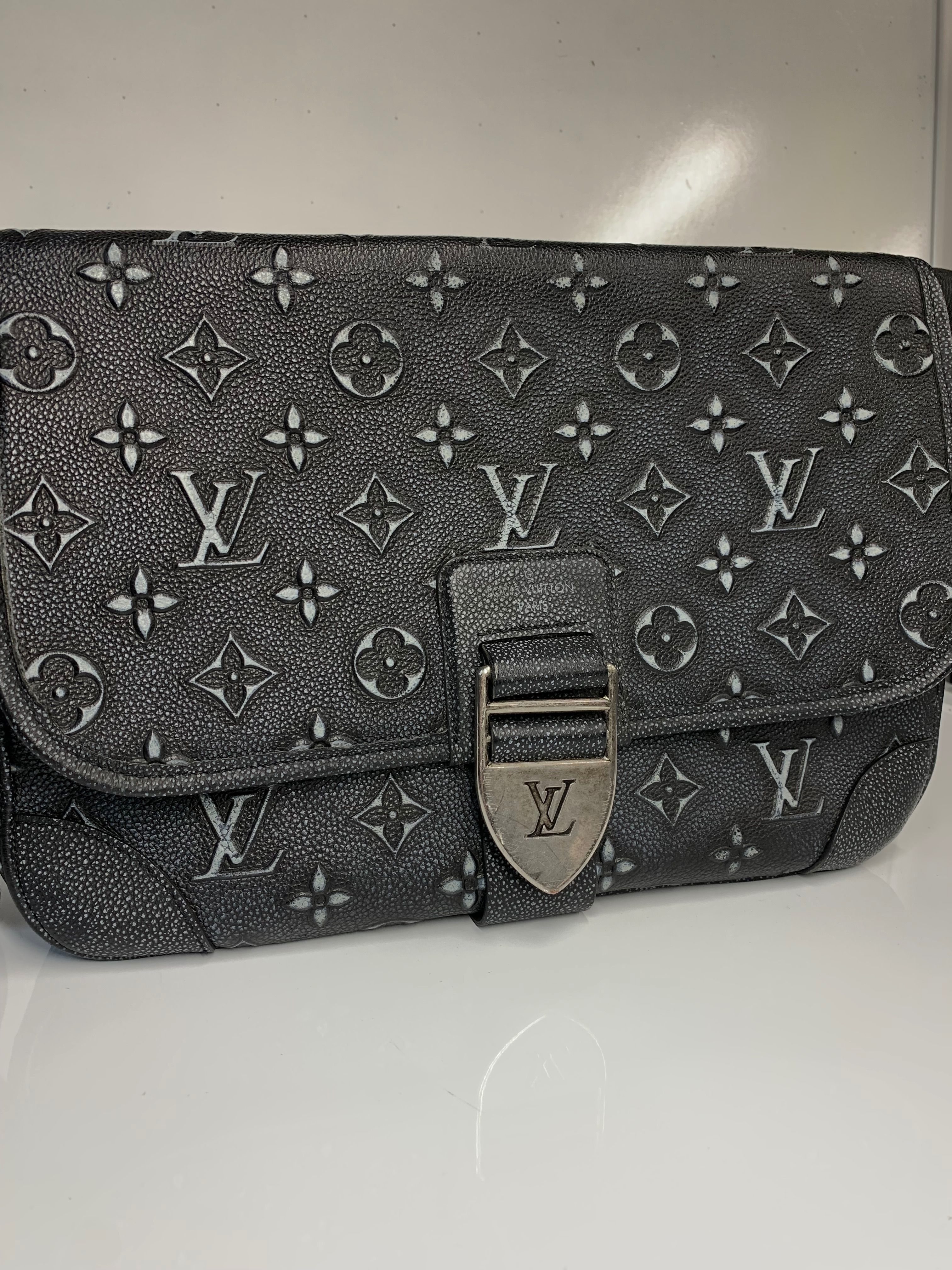 Louis Vuitton Archie Messenger Black (H)