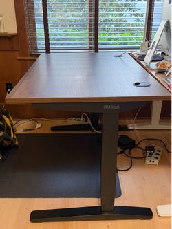 Excellent Condition Uplift Desk (Adjustable Height)