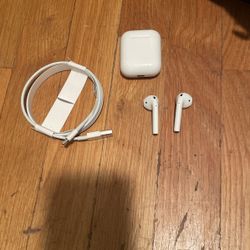 Apple AirPods With Lighting Cable