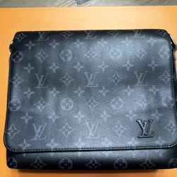  Louis Vuitton District Monogram Eclipse Messenger Bag