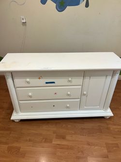 White Dresser –1 Drawer needs fixing.