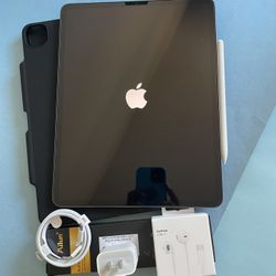 Apple IPad Pro 12.9” 4th Generation (2020 Model/ Face ID/Liquid Retina) 256GB with pen, keyboard & Accessories 