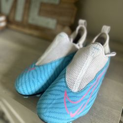 Nike Soccer Cleats 5Y