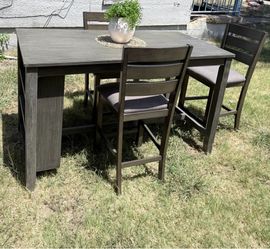 Se vende juego de comedor alto de 3 sillas la mesa tiene repisas integradas al costado esta en perfecto estado