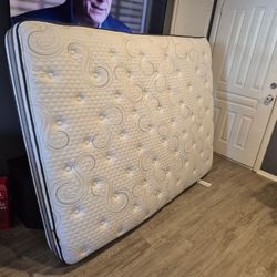 I Series Queen Size Mattress & Box Spring 
