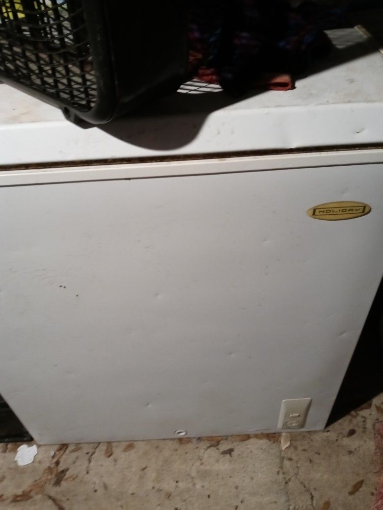 Holiday Deep Freezer White Matal