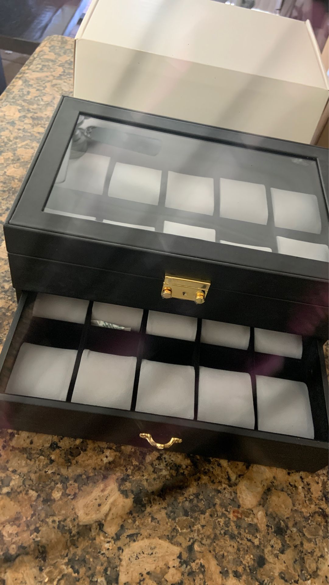 Watch organizer holds 20 men’s watch organizer