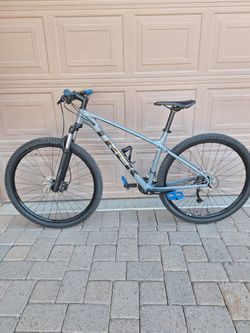 TREK MARLIN 7 MOUNTAIN BIKE 29 ER LIKE NEW