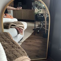 Gold Arched Floor Mirror – Modern Full-Length