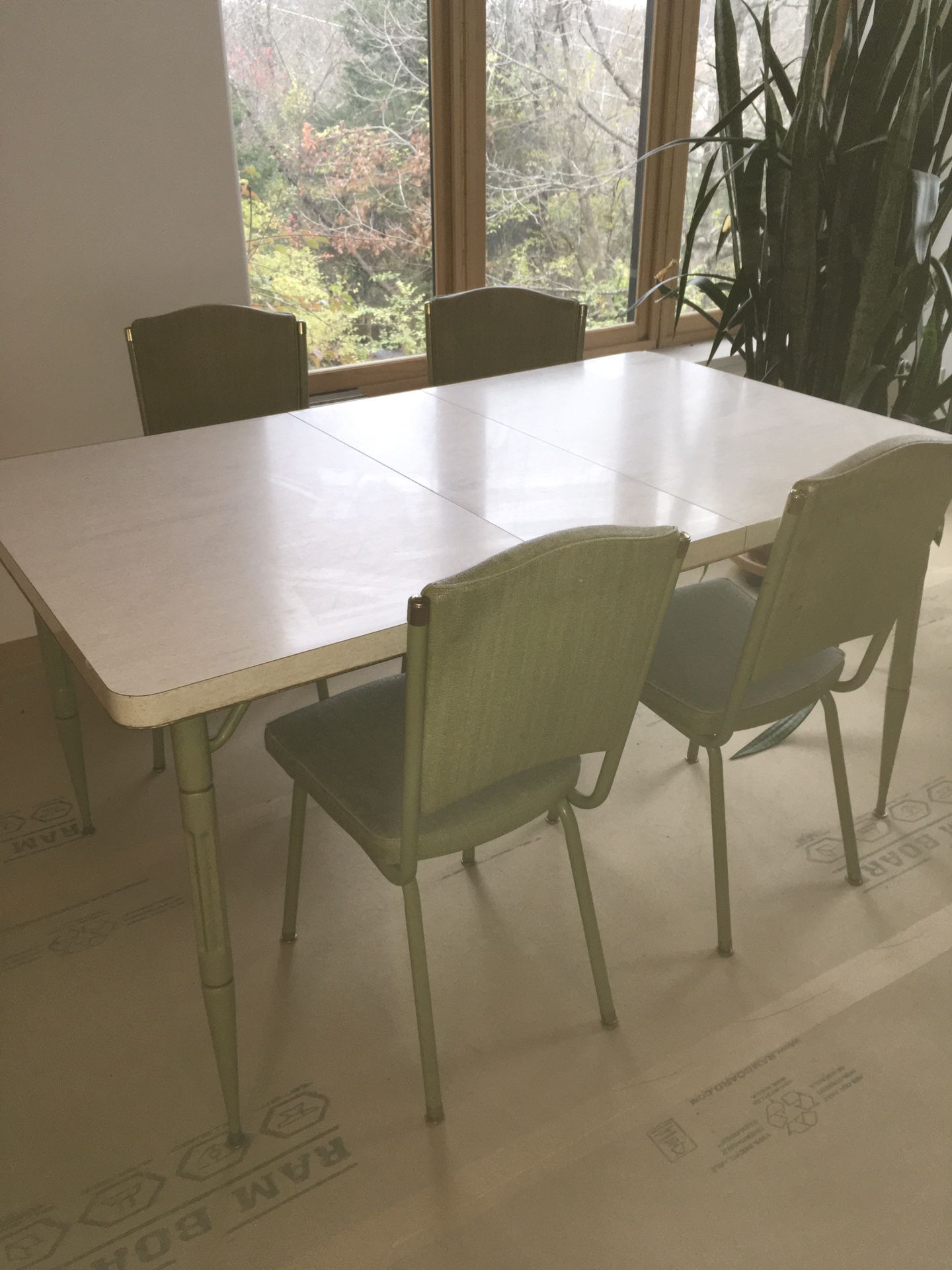 Vintage Howell Formica Table with Extra Leaf and Four Chair Dinette Set
