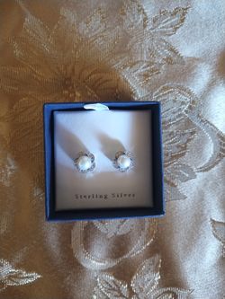 Never Worn Pearl Flower Design Earrings