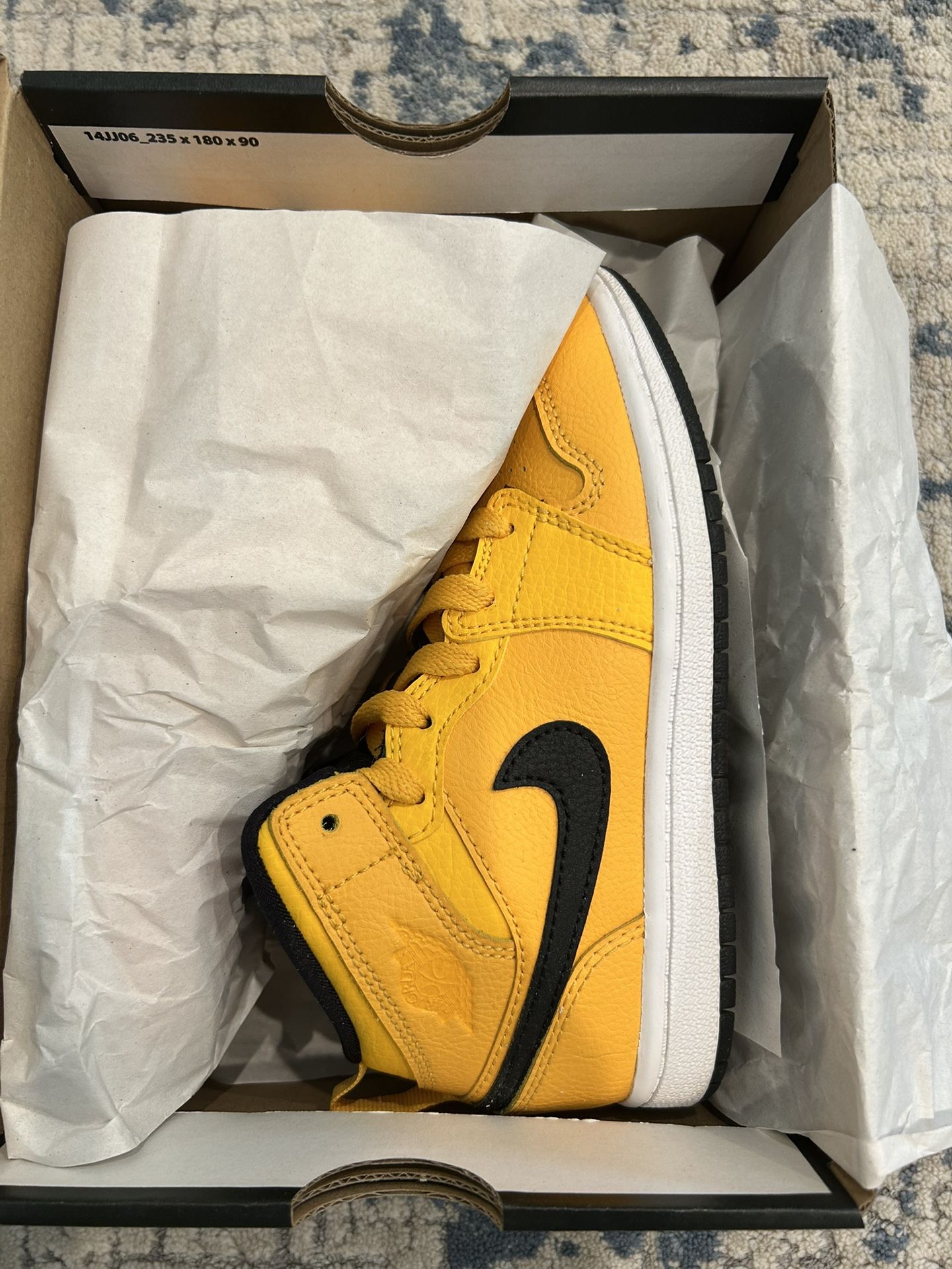 Jordan Retro 1 Mid University Gold