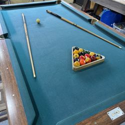 Pool Table 8 Feet Balls And Sticks Included