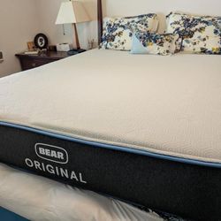 🛏️ Queen Memory Foam Mattress - Like New 